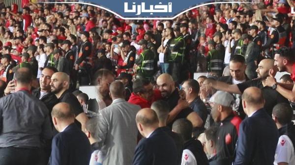 الركراكي يلفت الأنظار في المدرجات خلال مباراة الوداد وسيمبا